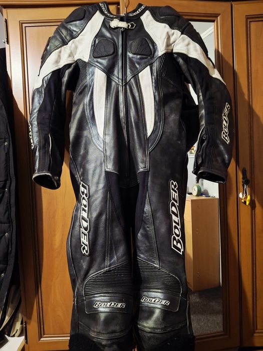 Skórzany kombinezon motocyklowy marki Bolder.