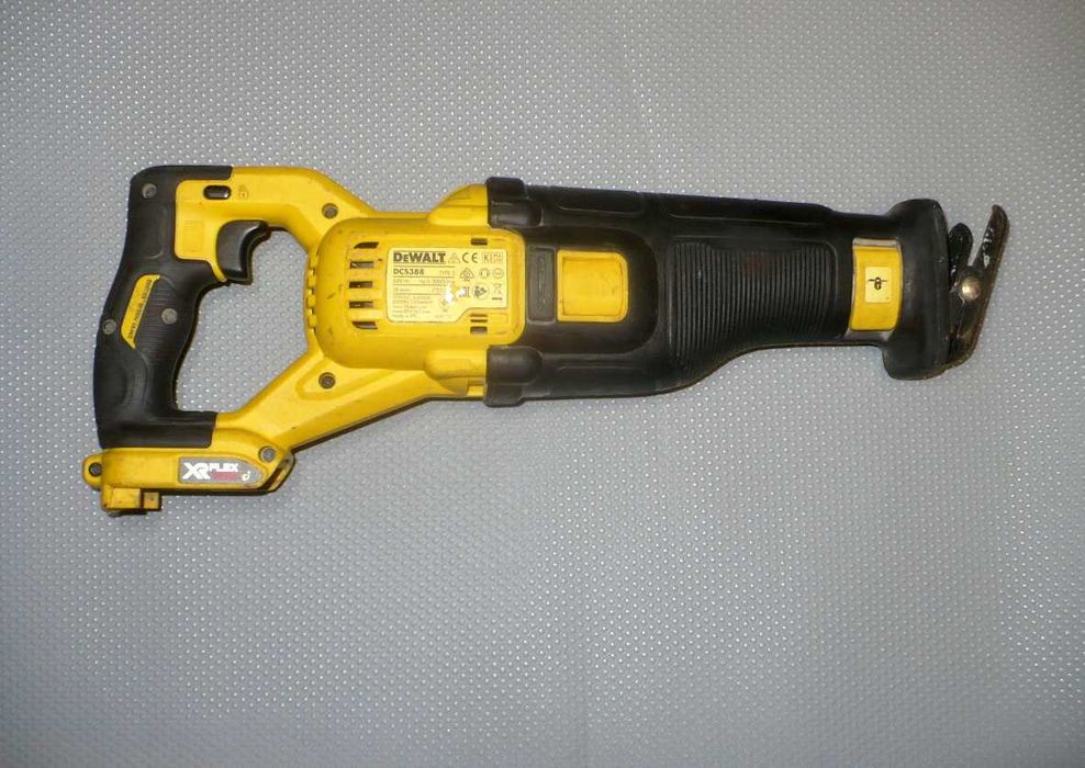 Piła szablasta DEWALT DCS388