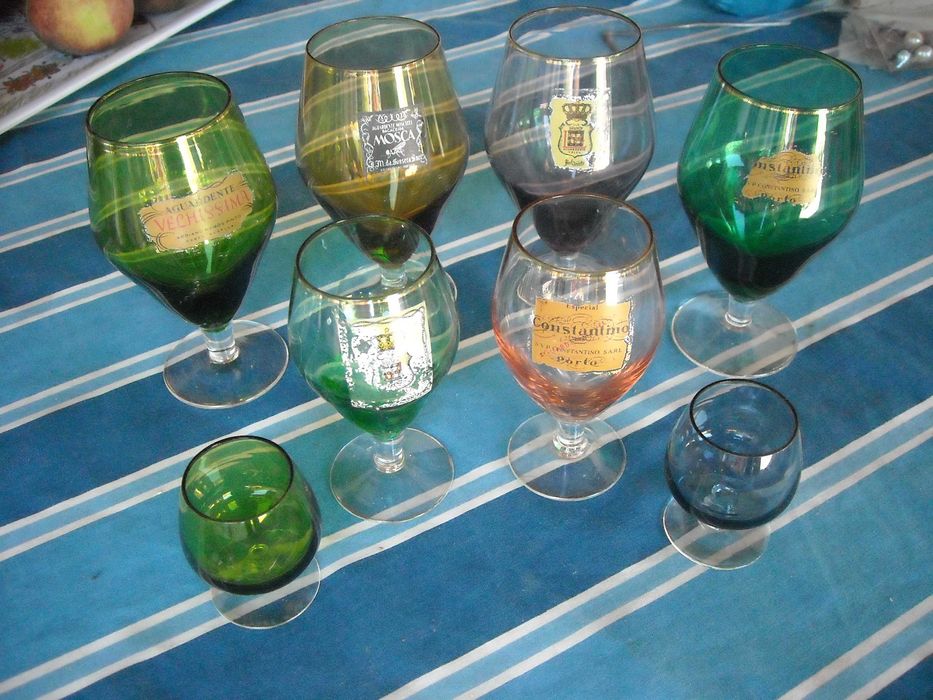 Copos antigos vintage em vidro colorido para desocupar