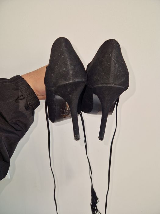 Sapatos salto alto Guess