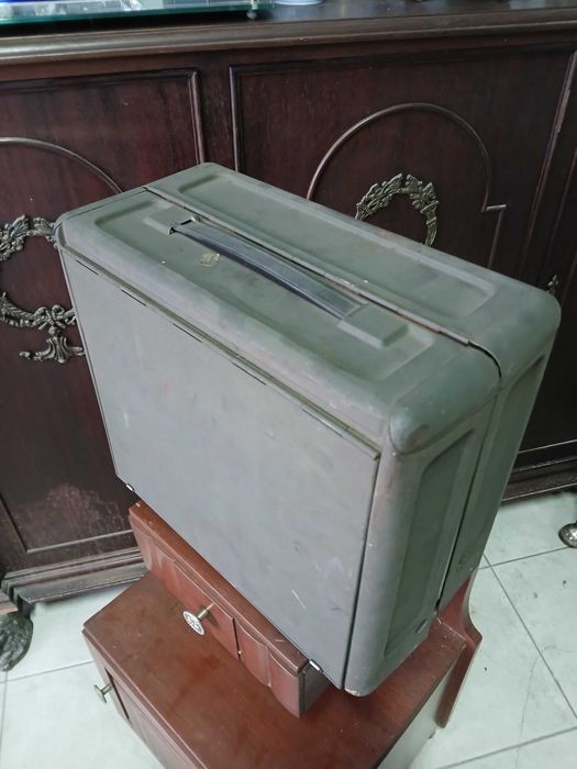 Antiga maquina de costura de fabrico Suiço