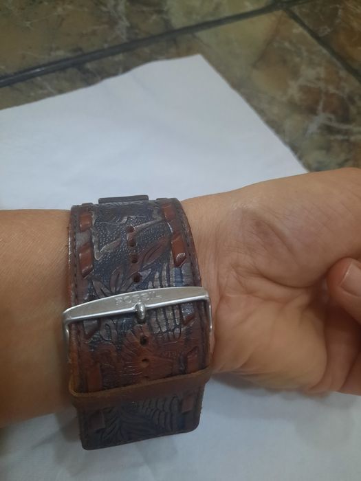 Relógio antigo com bracelete em pele