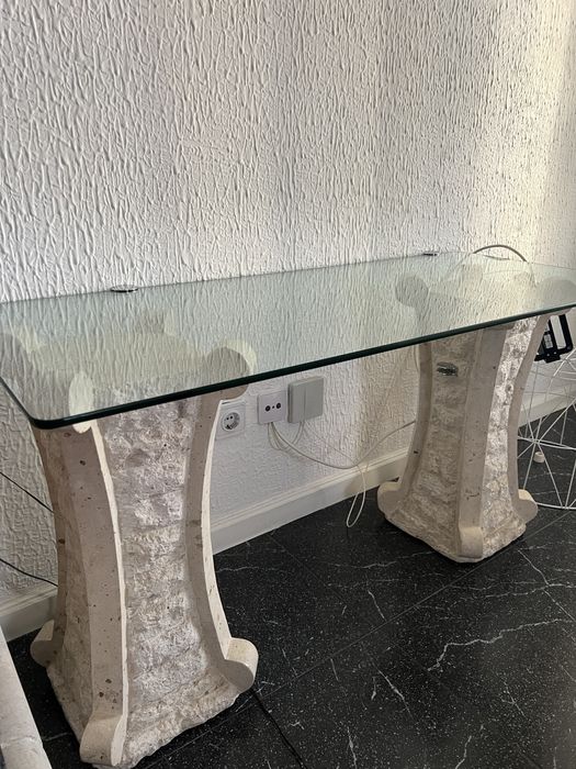 Aparador de pedra e vidro