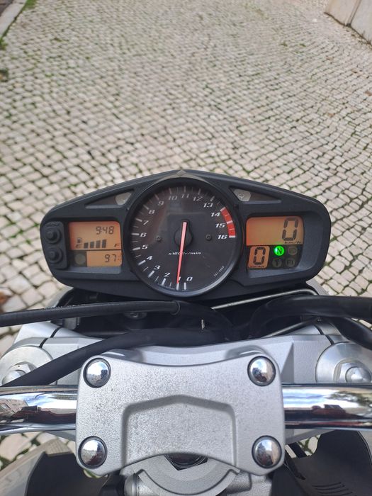 Suzuki GSR 600 impecável