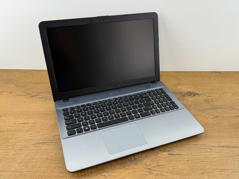 1340. Laptop ASUS 15 cali. Dysk SSD, INTEL 4 RDZENIE 2.40GHz, Win. 10