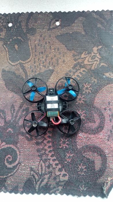 Mini dron dla młodzieży.