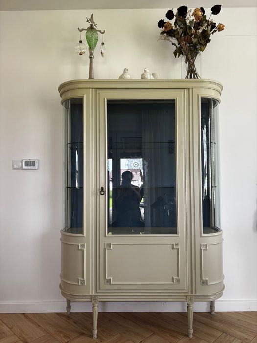 Elegancka Drewniana witryna