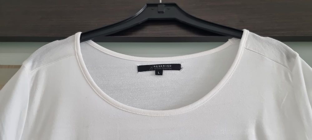 40/L Reserved - biała bluzka z nadrukiem