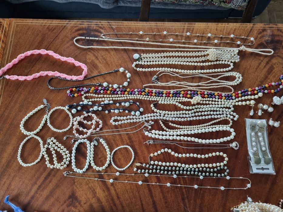Naszyjnik, bransoletki i kolczyki ze sztucznych perełek.