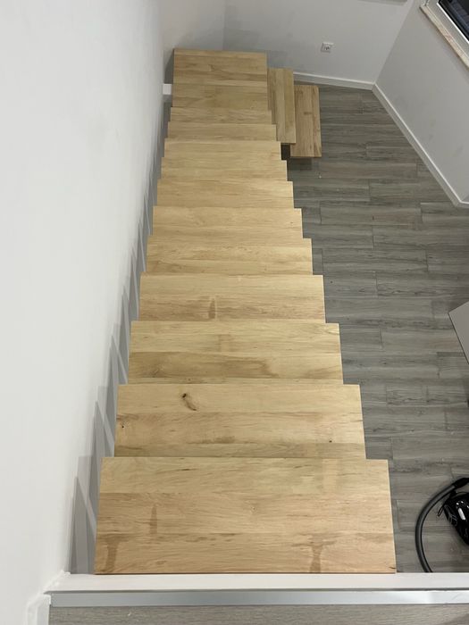 Patamar e degraus a medida de madeira maciça.