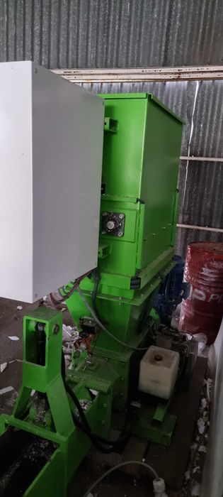 Kompaktor do styropianu EPS z taśmociągiem podajnikiem Bartontech C50