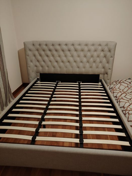 Cama capitone cinza claro