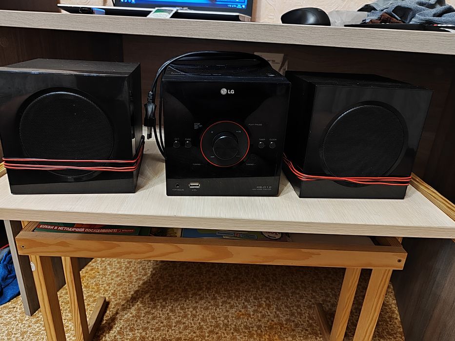 музыкальный центр LG XB-D12X с двумя черными колонками