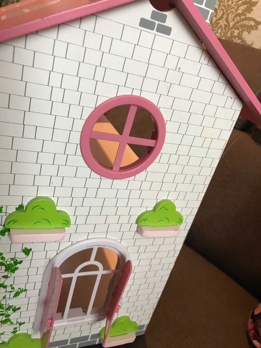 Drewniany domek  dla lalek dziewczynka