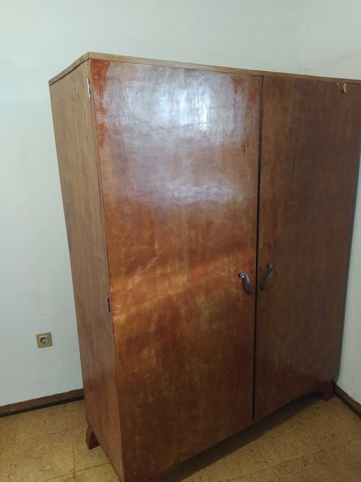 Vendo roupeiro usado em madeira maciça.