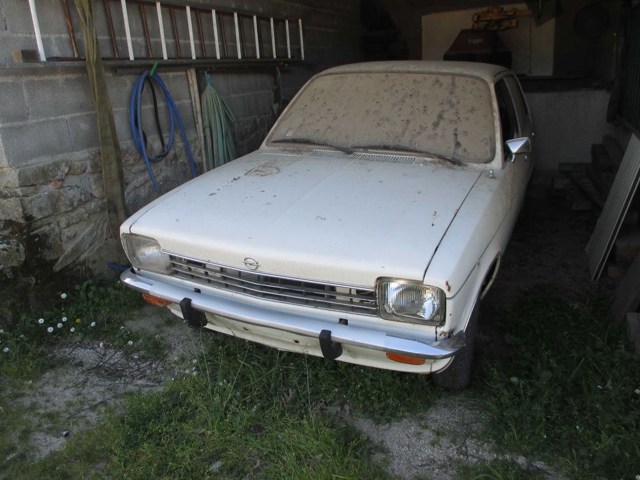 Opel 1604 com toda a mecanica motor a trabalhar.