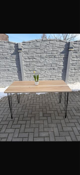 Stół z blatem drewnianym