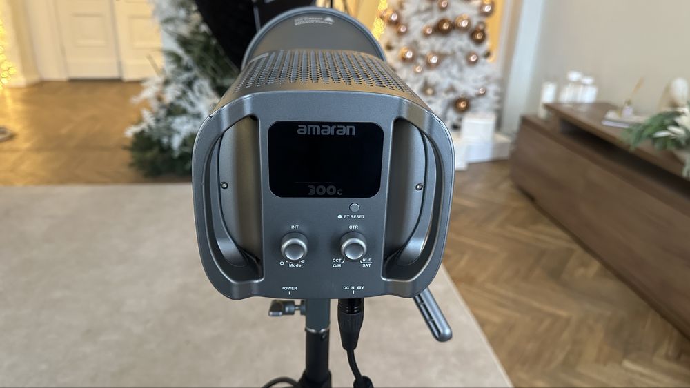 Aputure amaran 300c студійне світло