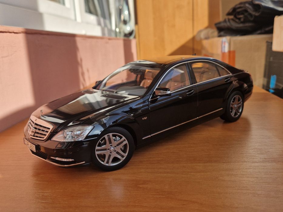 1:18 Mercedes w221 s600 Motorhelix