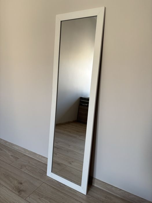 Lustro w ramie drewnianej