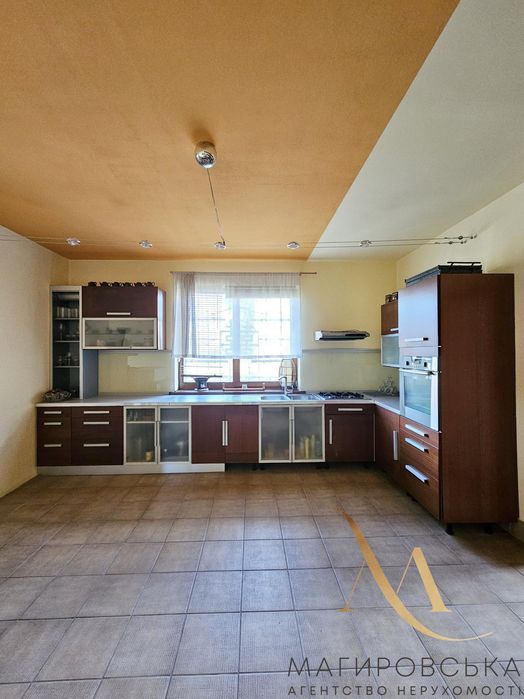 Продаж будинку з ремонтом та меблями у  Малечковичі