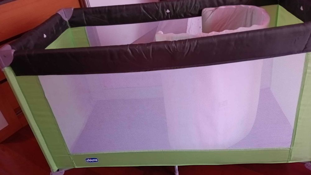 Cama de viagem Chicco com colchão e rede mosquiteira