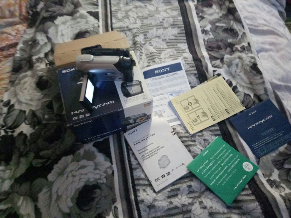 Видеокамера,бинокль,фотоаппарат три в одном