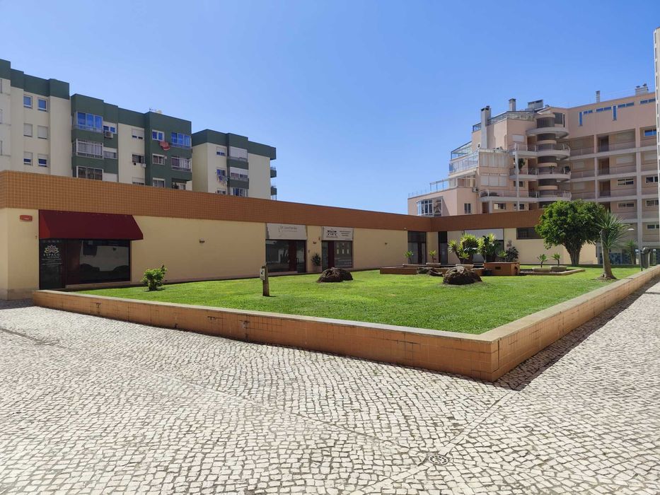 Loja para Arrendamento – Espaço Versátil com Excelente Luz Natural