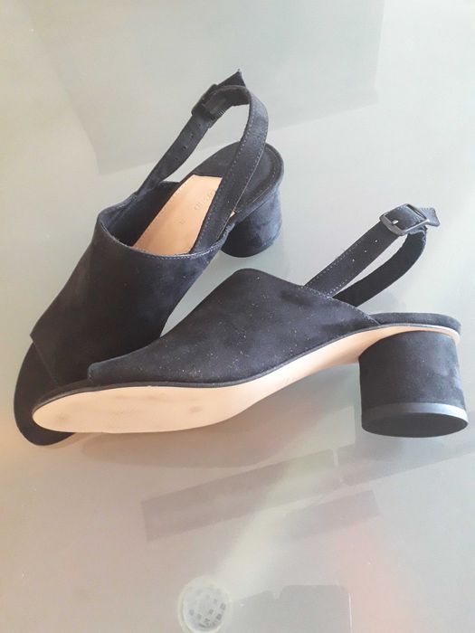 Sapatos abertos em camurça a estrear