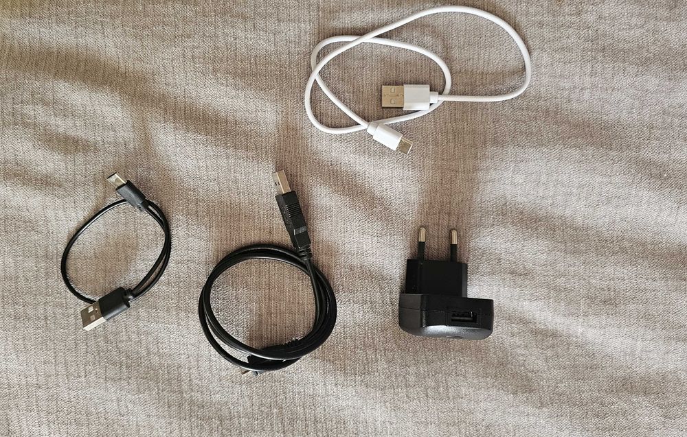 Um carregador e 3 cabos