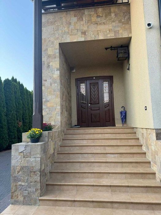 Продаж сучасного 3-поверхового будинку м.Виноградів