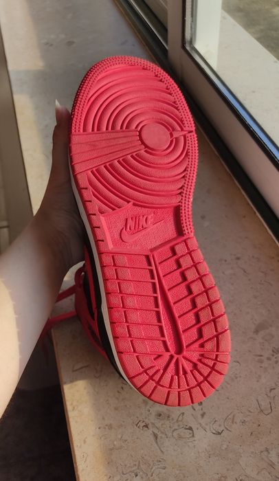 Air Jordan mid 1