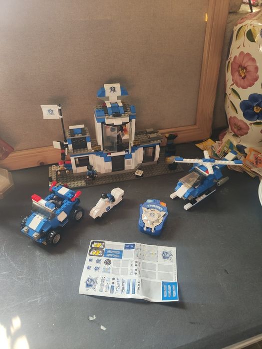 Posto da polícia, mota, carro e helicóptero