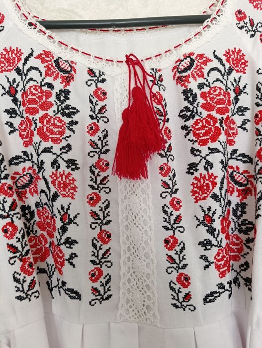 Вишивана сукня з паском