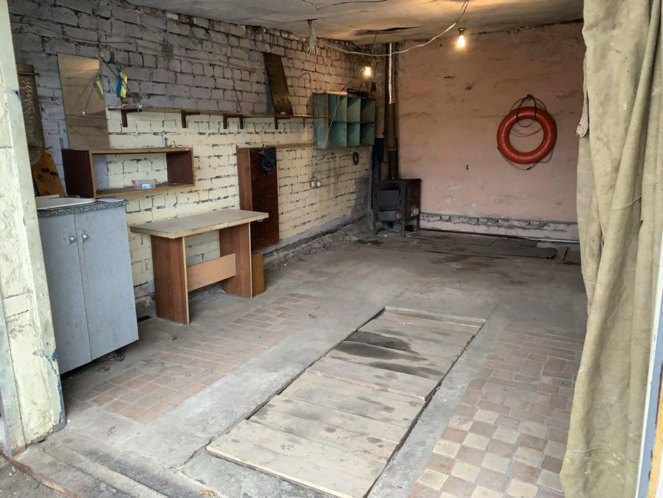 Продам  капитальный гараж  на Космонавтів, кооператив Восток.Власник