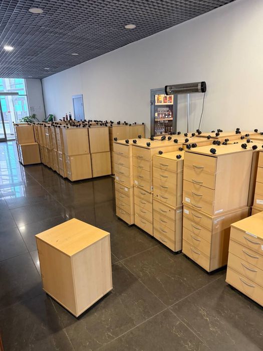 Распродажа офисной мебели кресла, столы, стулья, комоды, тумбы, стелаж