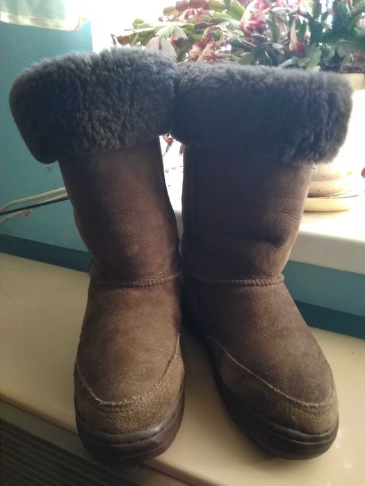 Два вида сапог,тёплые замшевые  UGG  зима  и сапожки новые  39 размера