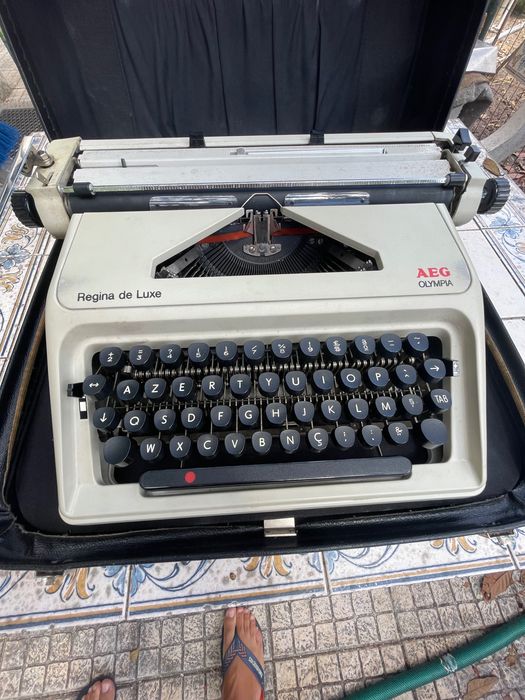 Máquina de escrever AEG