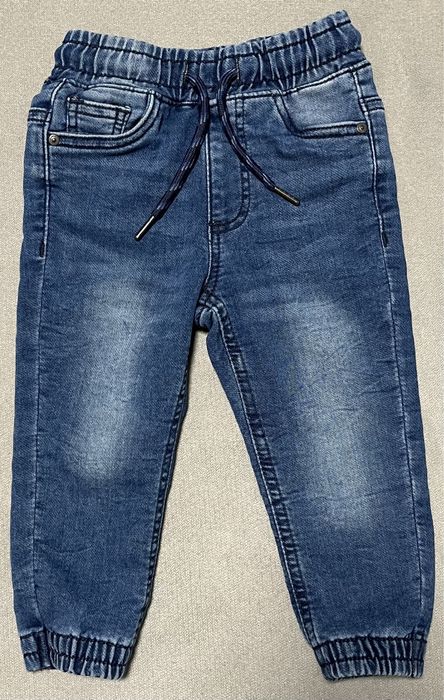 Zestaw bluza rozpinana Coccodrillo i spodnie jeansowe Reserved r.86