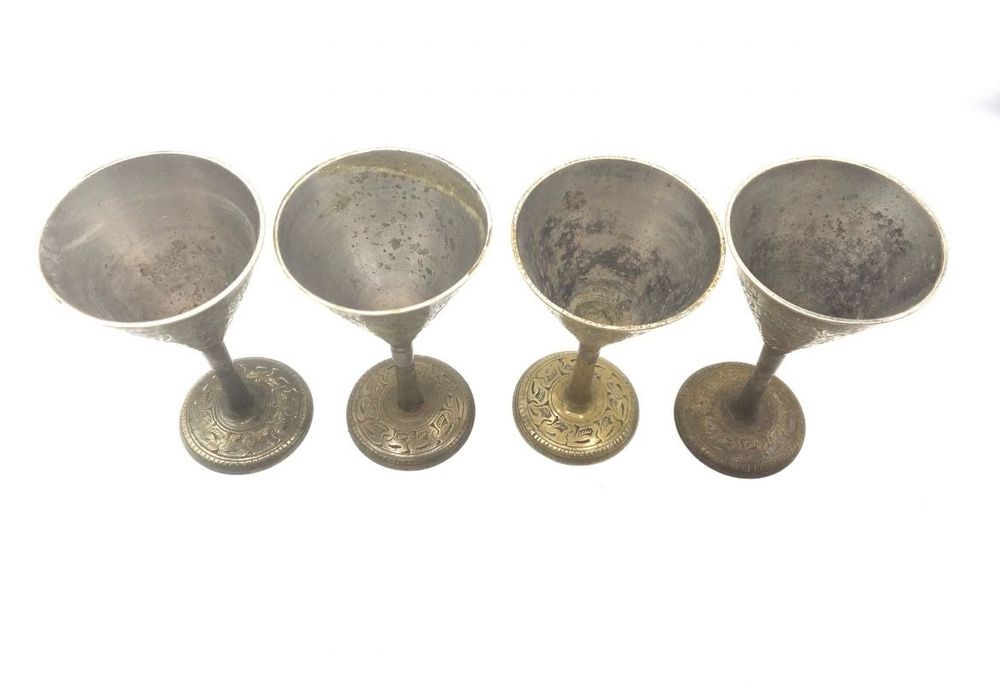 Calices orientais antigos

Bom estado

Medidas
11cm altura 
6cm diâmet