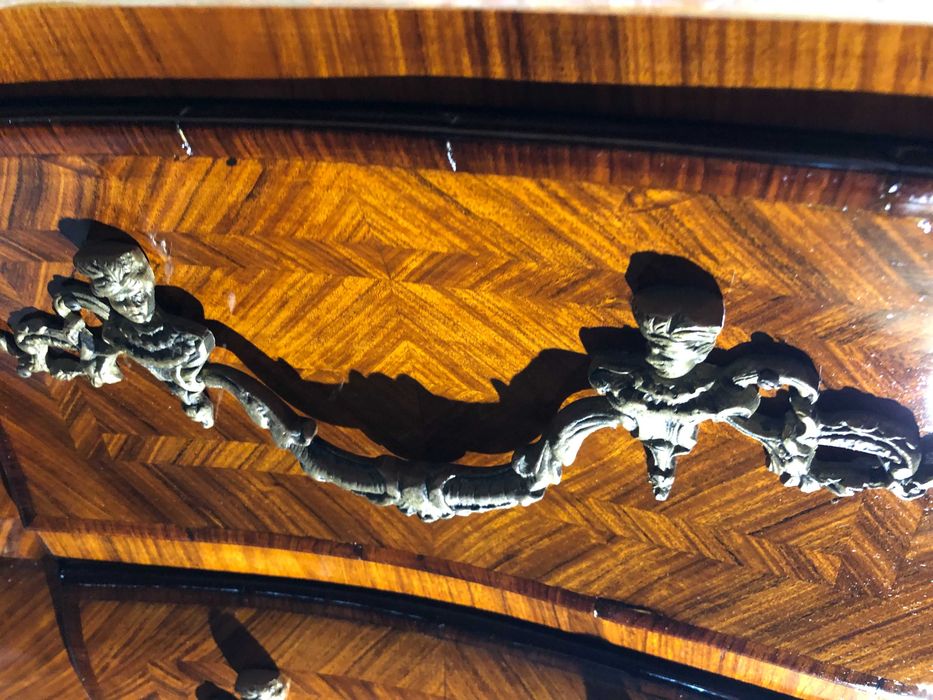 Cómoda Luis XV em pau de cetim e buxo