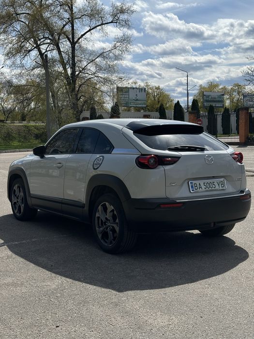 Автомобіль Mazda mx-30