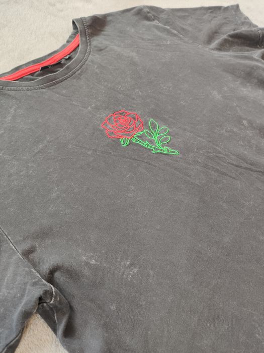 Cropp T-shirt S Regular Fit – czarno-czerwono-zielono-biała z haftowan