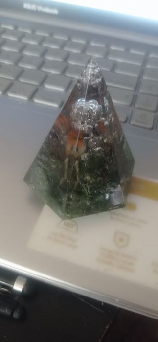 Vendo pirâmide de 7cm em resina