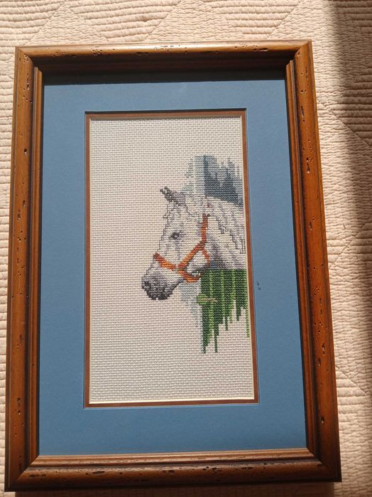 Quadro bordado a ponto cruz.  altura 38cm largura 27 cm