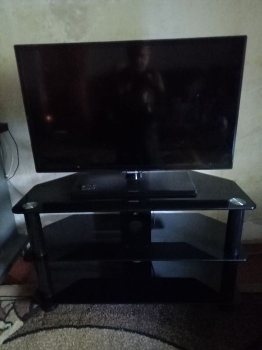 Телевизор Самсунг + стекляный столик под телевизор, 3 полки.
