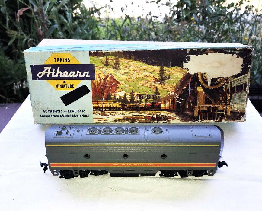 ATHEARN 3217 e 3018, locomotiva F7 e reboque (DC)