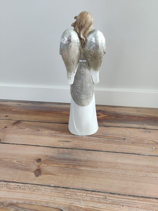 Anjo decorativo pintado