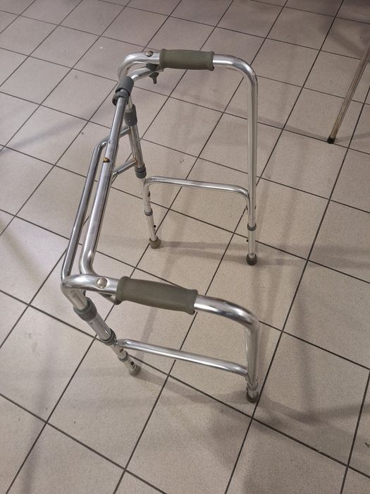 Balkonik rehabilitacyjny / Chodzik ortopedyczny – stabilny, lekki