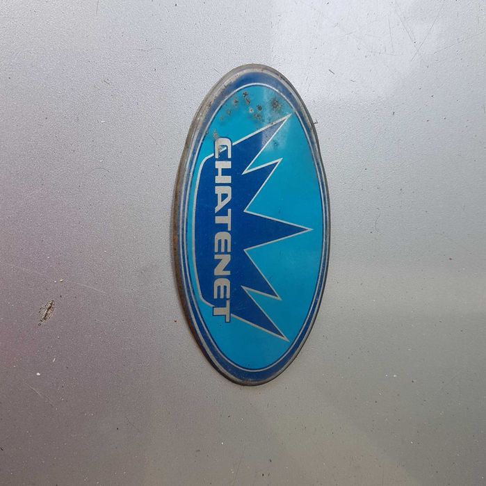 logo emblemat unizmat napis chatenet